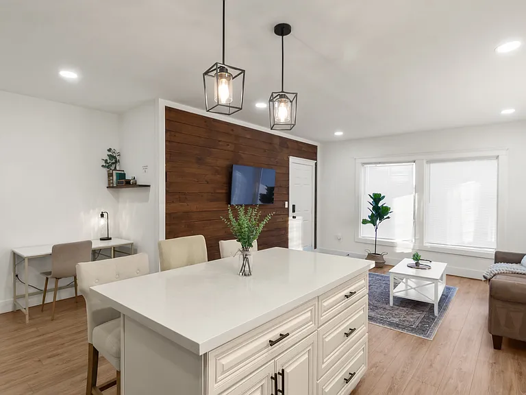 102 S Lockwood Dr #4 — Photo 5