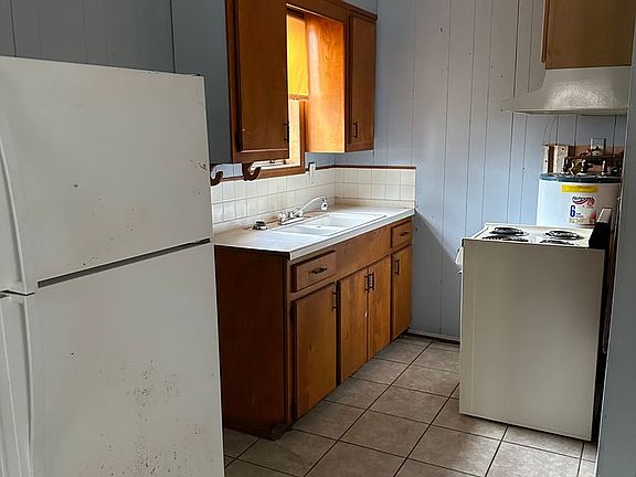 2nd image of 106 N 15th St