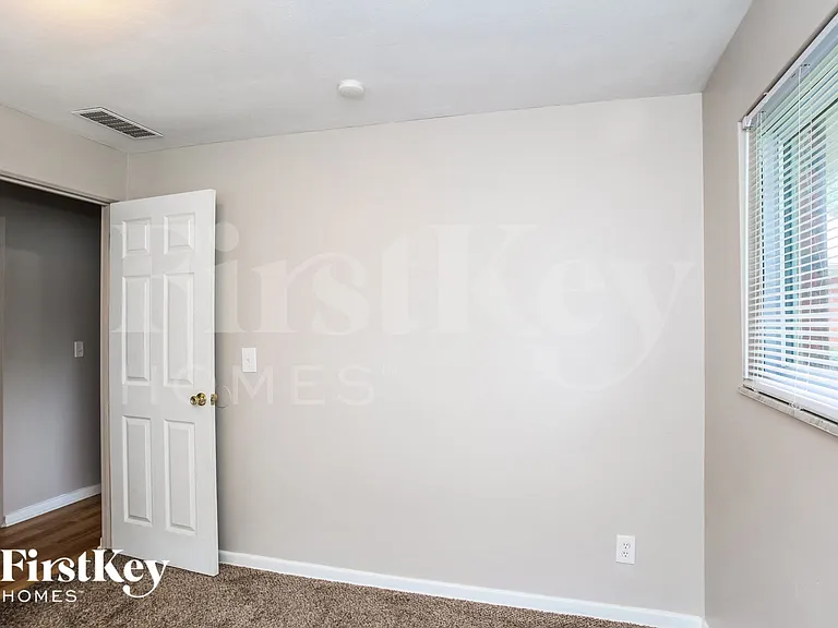 5564 Northland Rd — Photo 11