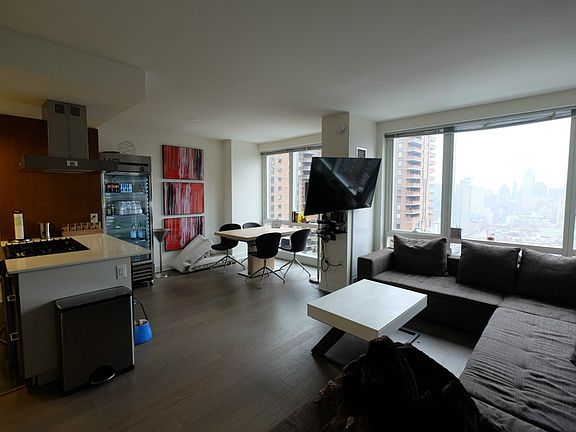 2nd image of 450 W 42nd St APT 33S