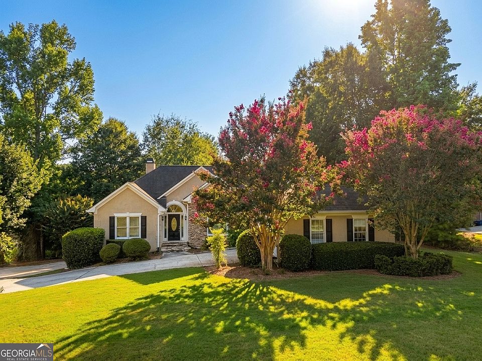 1st image of 220 Youngs Cir