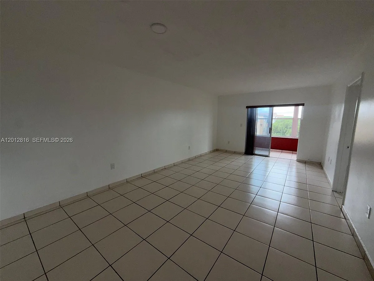 Building Photo - 120 Royal Palm Rd #301
