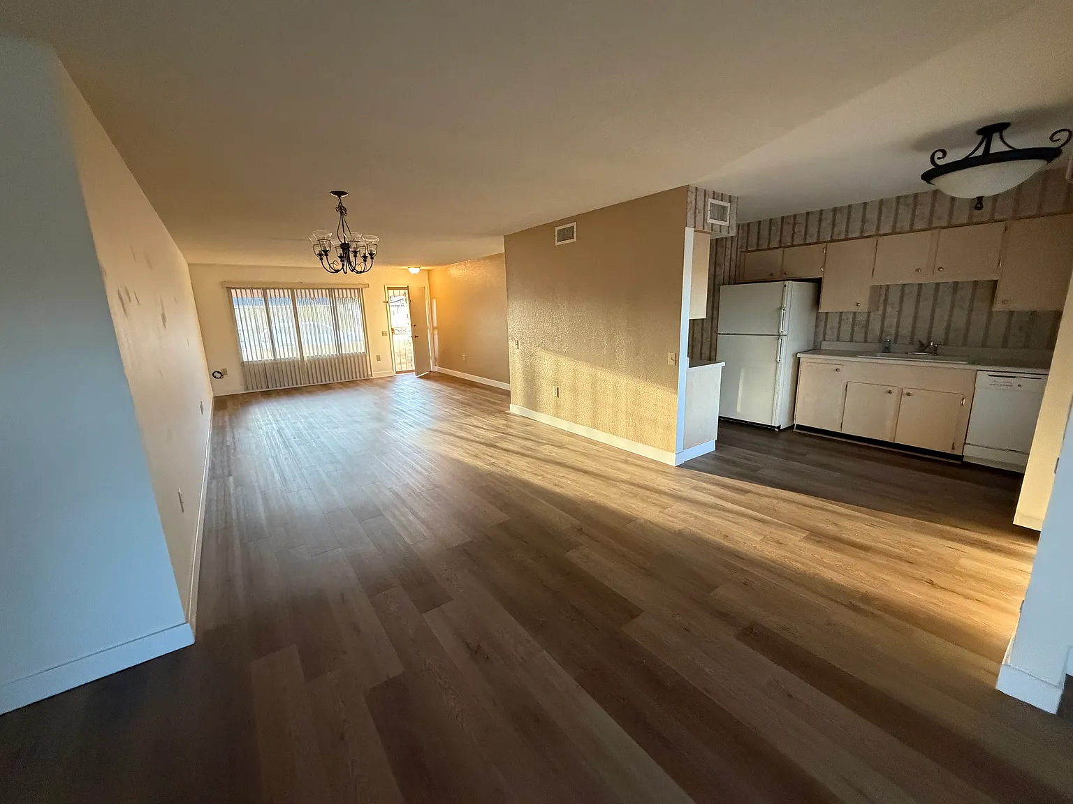 2 bed, 1.5 bath, 1352 sqft, $1,525 — Photo 2