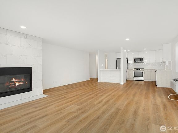 2nd image of 1028 Lakeview Boulevard E #4