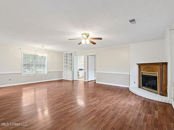 4th image of 301 McKie St