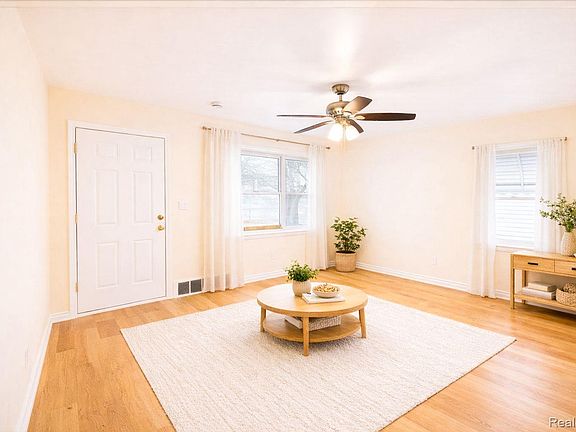 4th image of 11108 Maxwell Ave