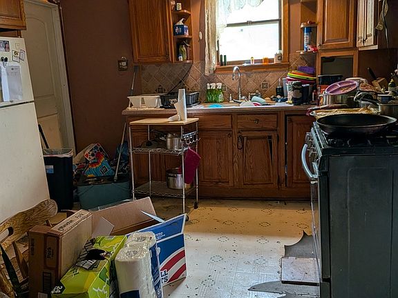 5th image of 716 N Center St