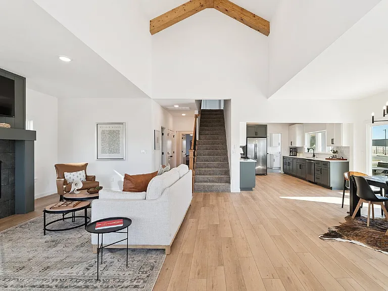 2410 W Charleston St — Photo 14