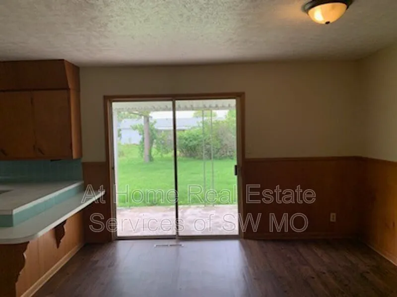 3 bed, 1.5 bath, 1562 sqft, $1,130 — Photo 3
