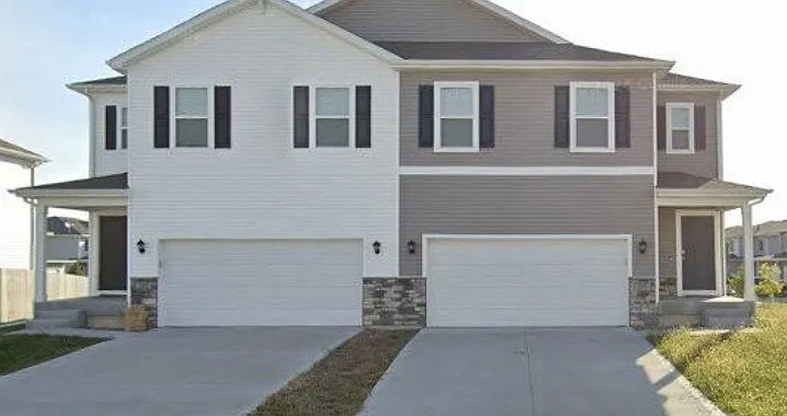 259 NW Charlestown Ln — Photo 1