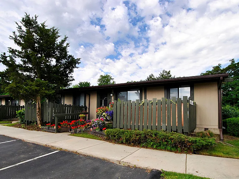 Surrey Park Apartments — Photo 16