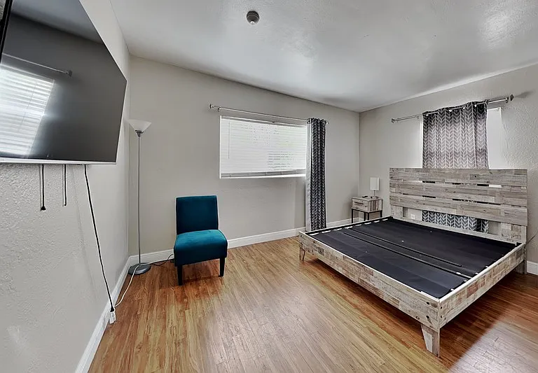 313 S Lawsona Blvd — Photo 11