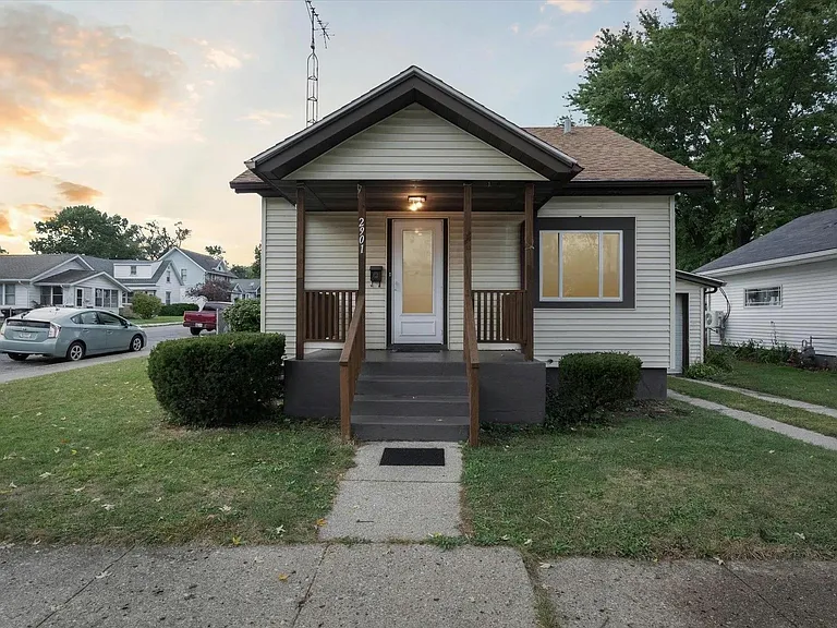 2901 Wall St — Photo 2