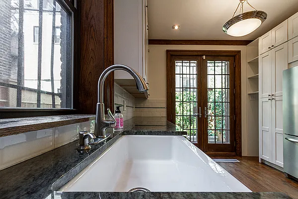 Rented by Dixon Advisory USA Inc. | media 128