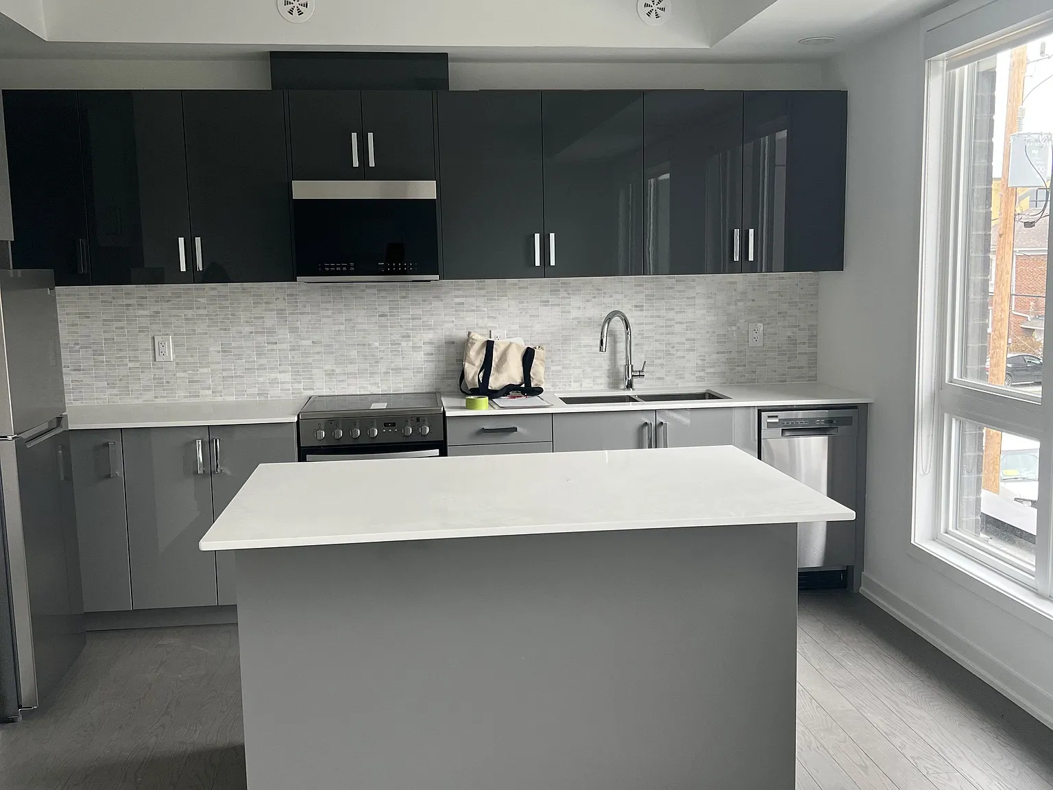 3 bed, $2,995 — Photo 3