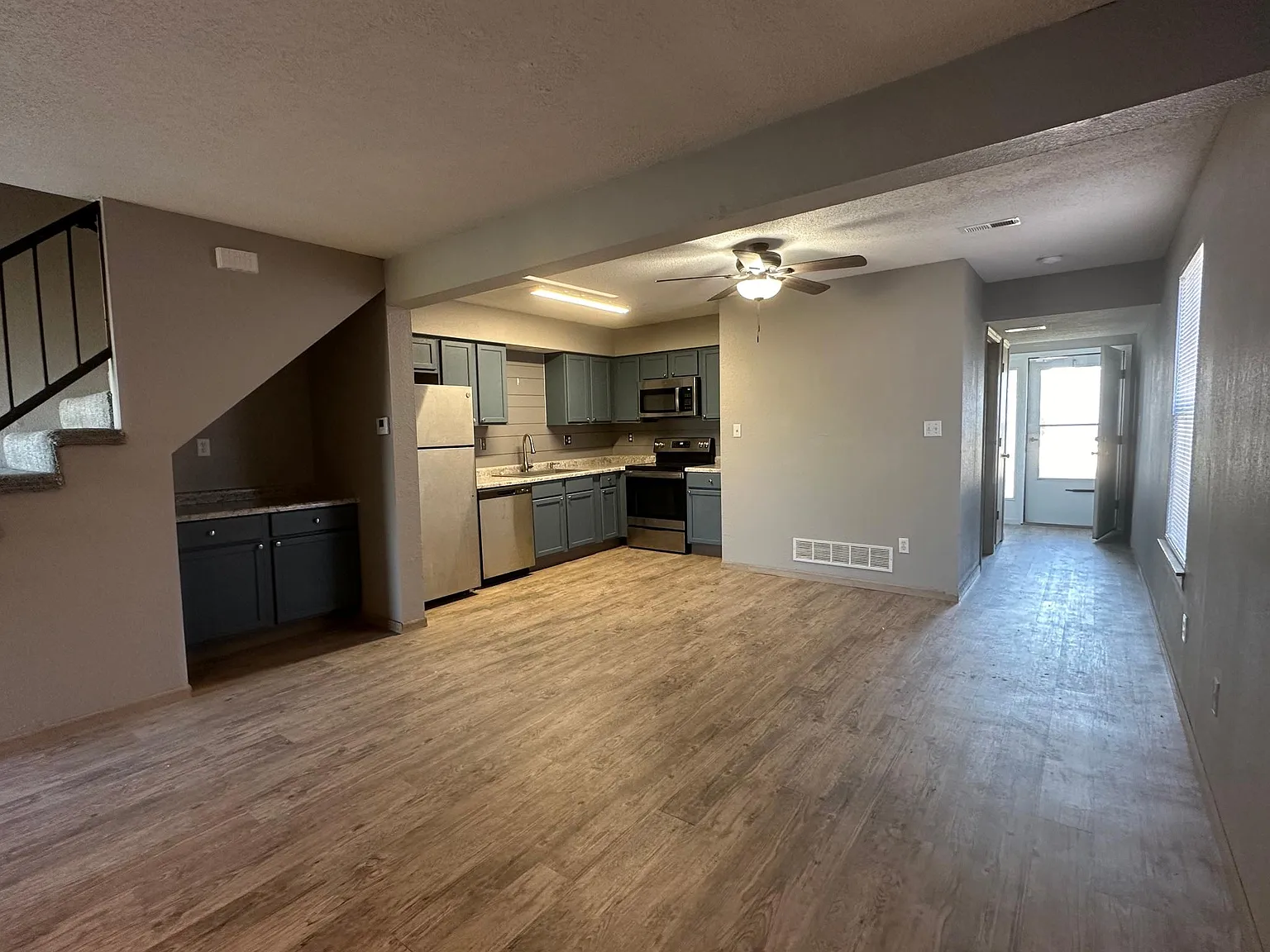 3 bed, 2.5 bath, 1359 sqft, $1,595 — Photo 1