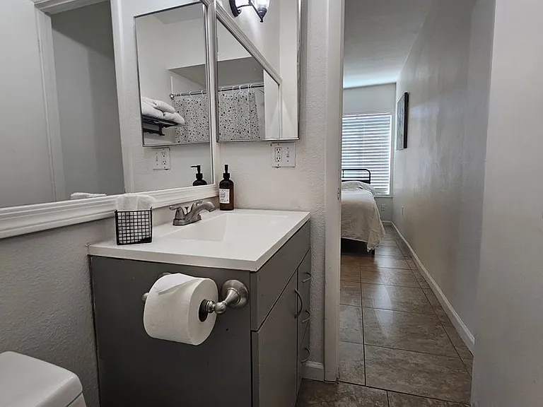 712 N Santa Barbara #1 — Photo 17