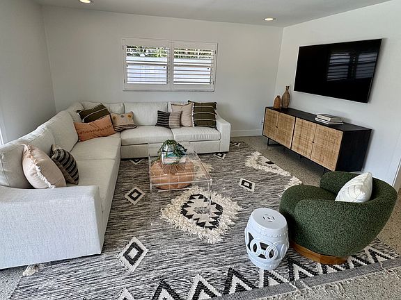 4th image of 638 Geneva Pl