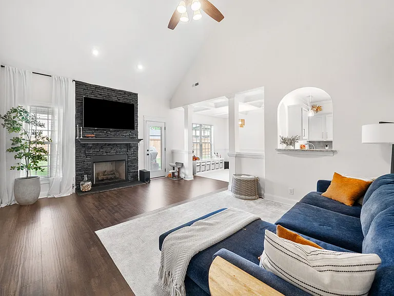 404 Sedgwick Ln — Photo 4