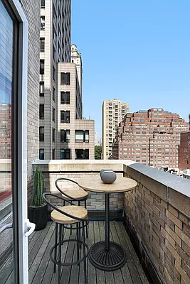 Rented by New York Casas Ltd. | media 12