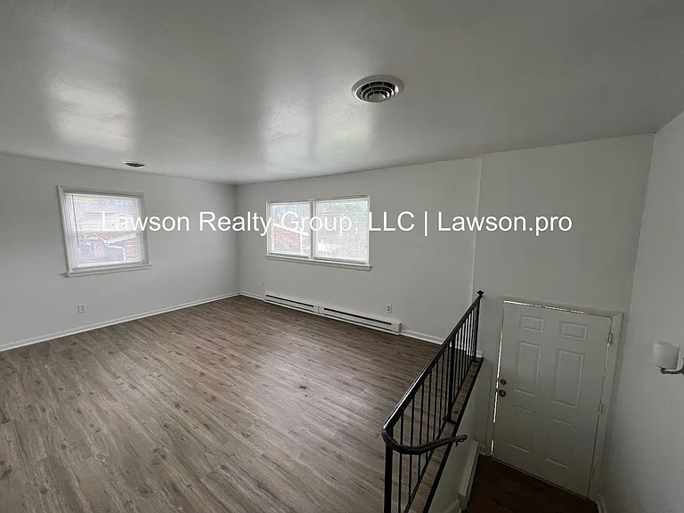 Suburban 739-741 — Photo 3