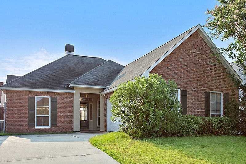 Nice curb appeal!