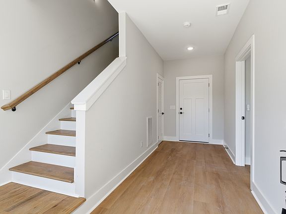 5th image of 1121 Lawrence Ave #3