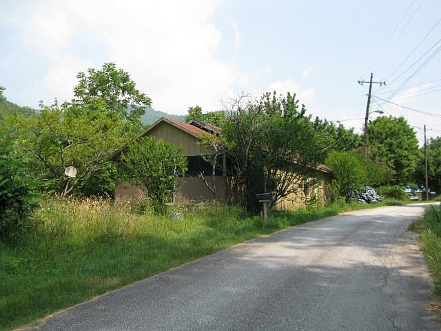 2nd image of 33 Mountain City Rd