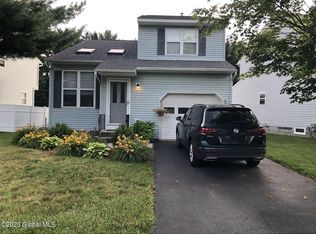 8 Wicken Sq, Colonie, NY 12205