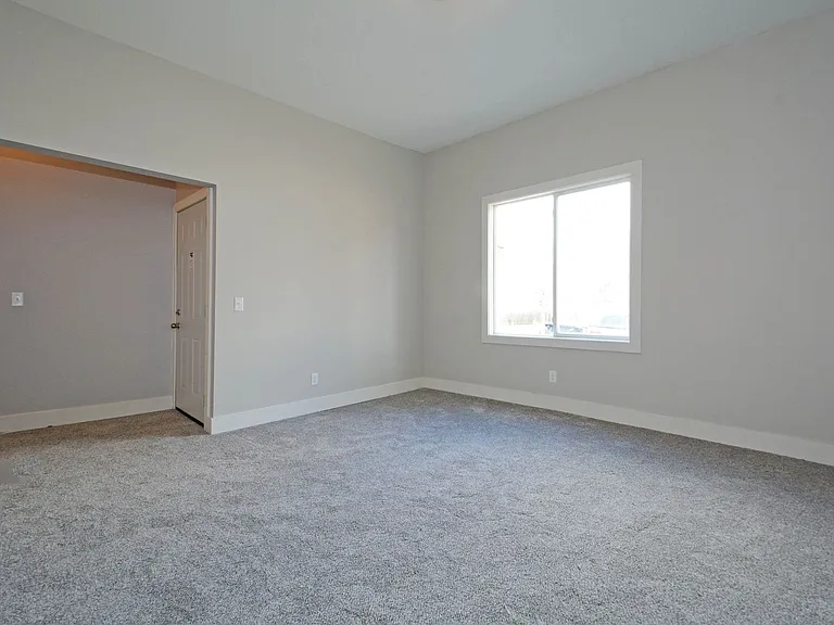 294 Winifred St E — Photo 12