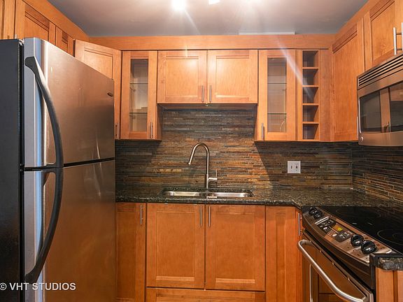 5th image of 320 Circle Ave APT 406