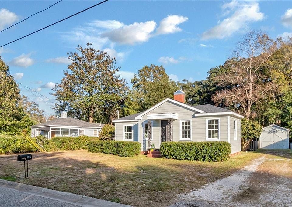Like-new Midtown Cottage in Ellinor Place just off Westwood St, a delightful neighborhood right in the center of town. All the most expensive components are brand new!!!  New Roof, New Central Heat and Air, All New Hardy Plank exterior, All new Double Pane Windows, New Tankless Water Heater!!! Fresh interior paint, refinished original hardwood flooring, smooth ceilings with crown molding. A tree fell on the house during a storm and caused a lot of damage. Insurance and a licensed contractor replaced or repaired the damage and the result is this beautiful like-new Midtown cottage just waiting for you.