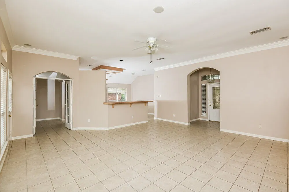 4 bed, 2.0 bath, 1976 sqft, $2,790 — Photo 3