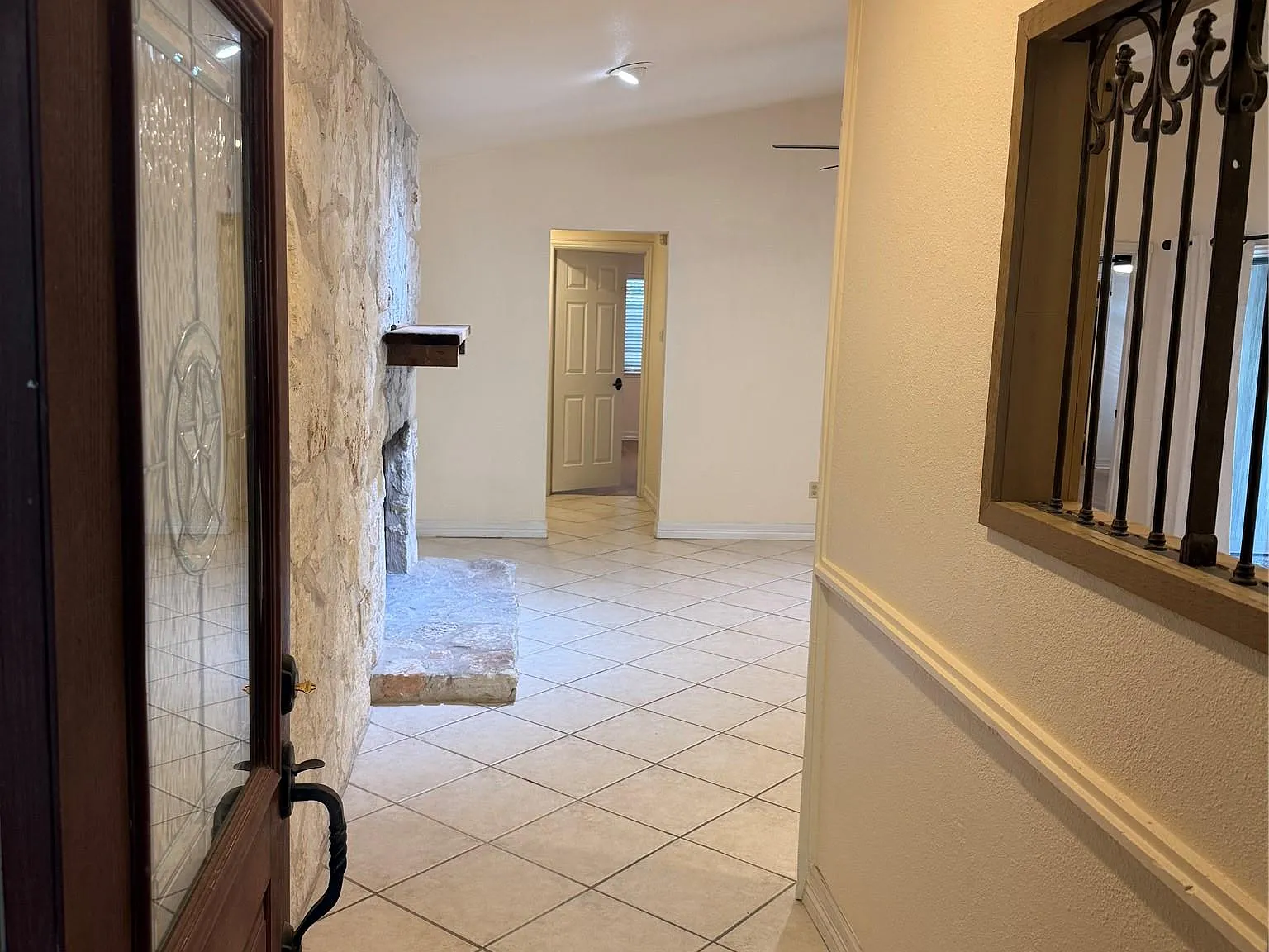 3 bed, 2.0 bath, 3016 sqft, $2,000 — Photo 2