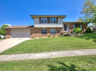 1005 Twin Lake Rd, Bloomington, IL 61704