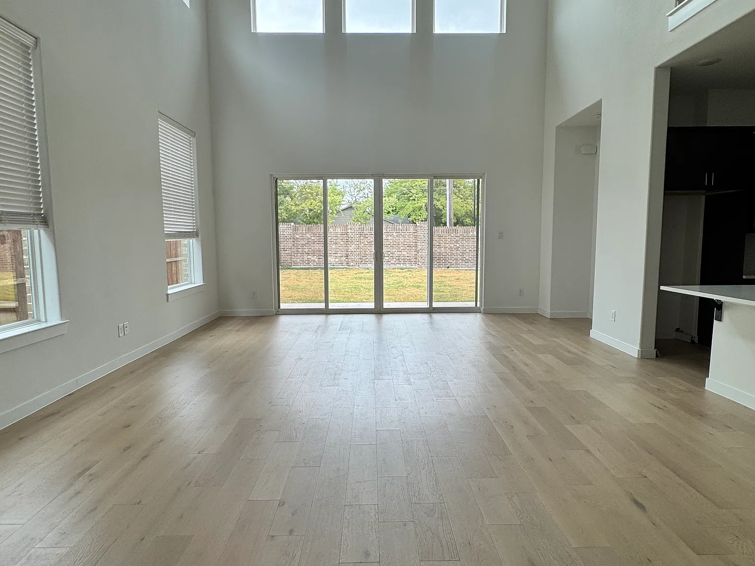 4 bed, 3433 sqft, $3,500 — Photo 3