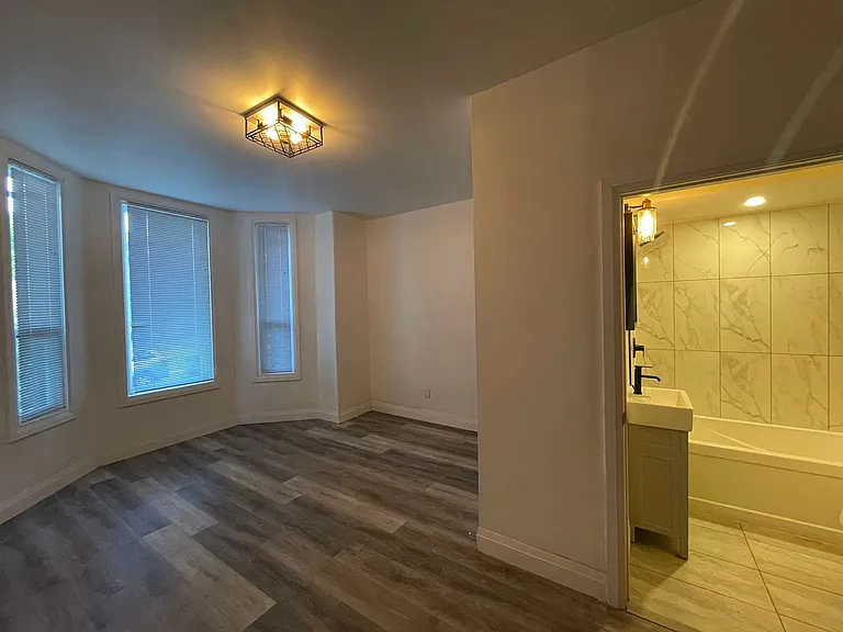 233 Victoria Ave N #4 — Photo 2