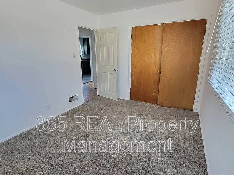2432 16th Ave — Photo 12
