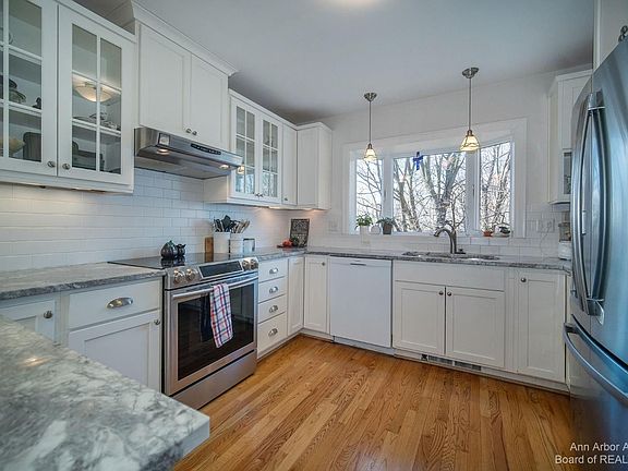 5th image of 1601 Broadway St