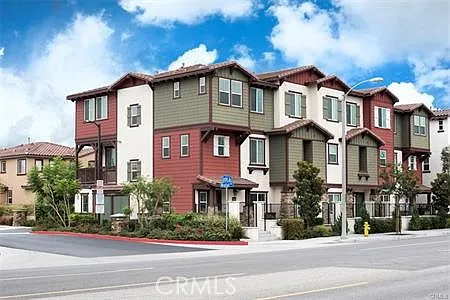 3 bed, 2.5 bath, 1855 sqft, $4,000 — Photo 2