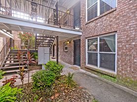 867 Colony Dr
