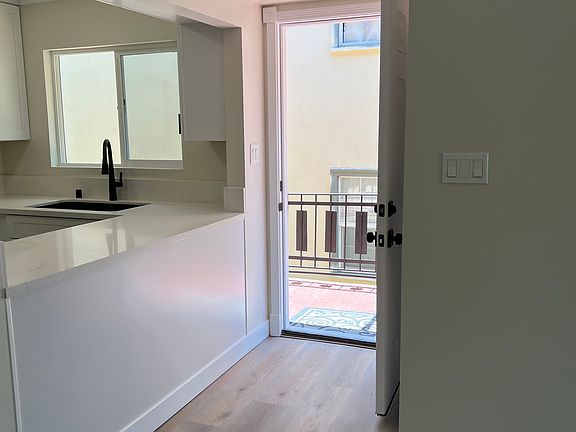 5th image of 522 N Alexandria Ave APT 1A