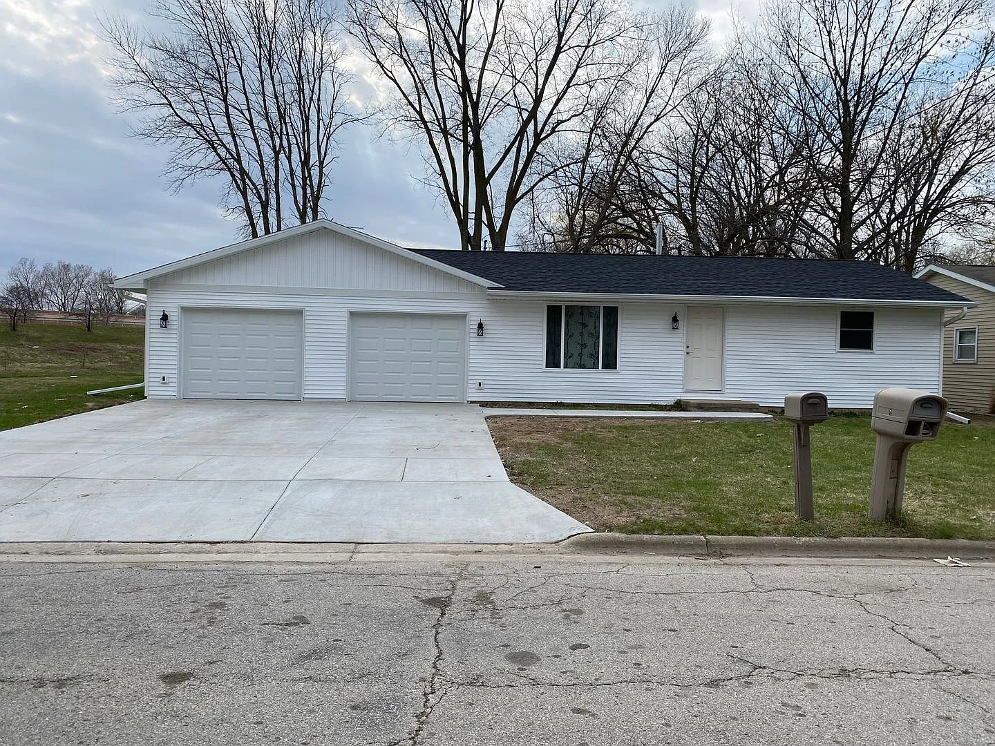 3 Bed 1 Bath Duplex — Photo 1