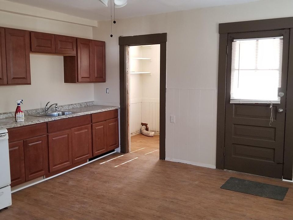 2nd image of 224 Oak St