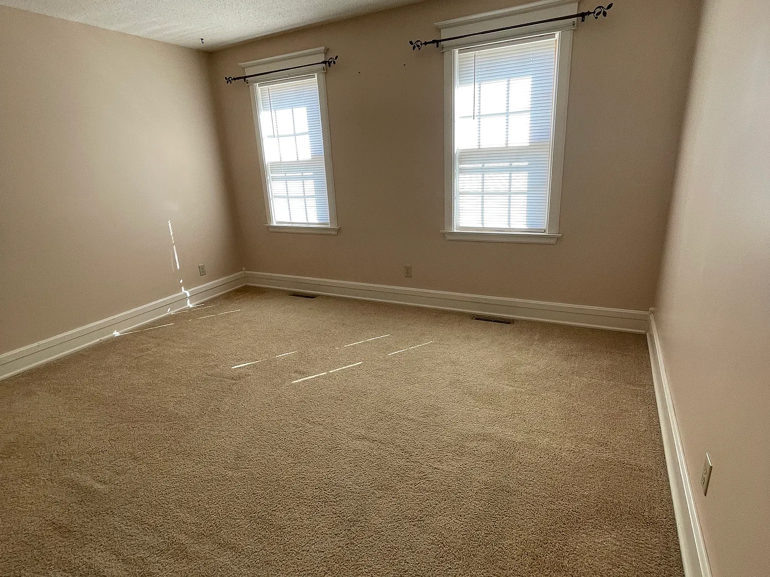 2 bed, 2.5 bath, 1900 sqft, $1,800 — Photo 3