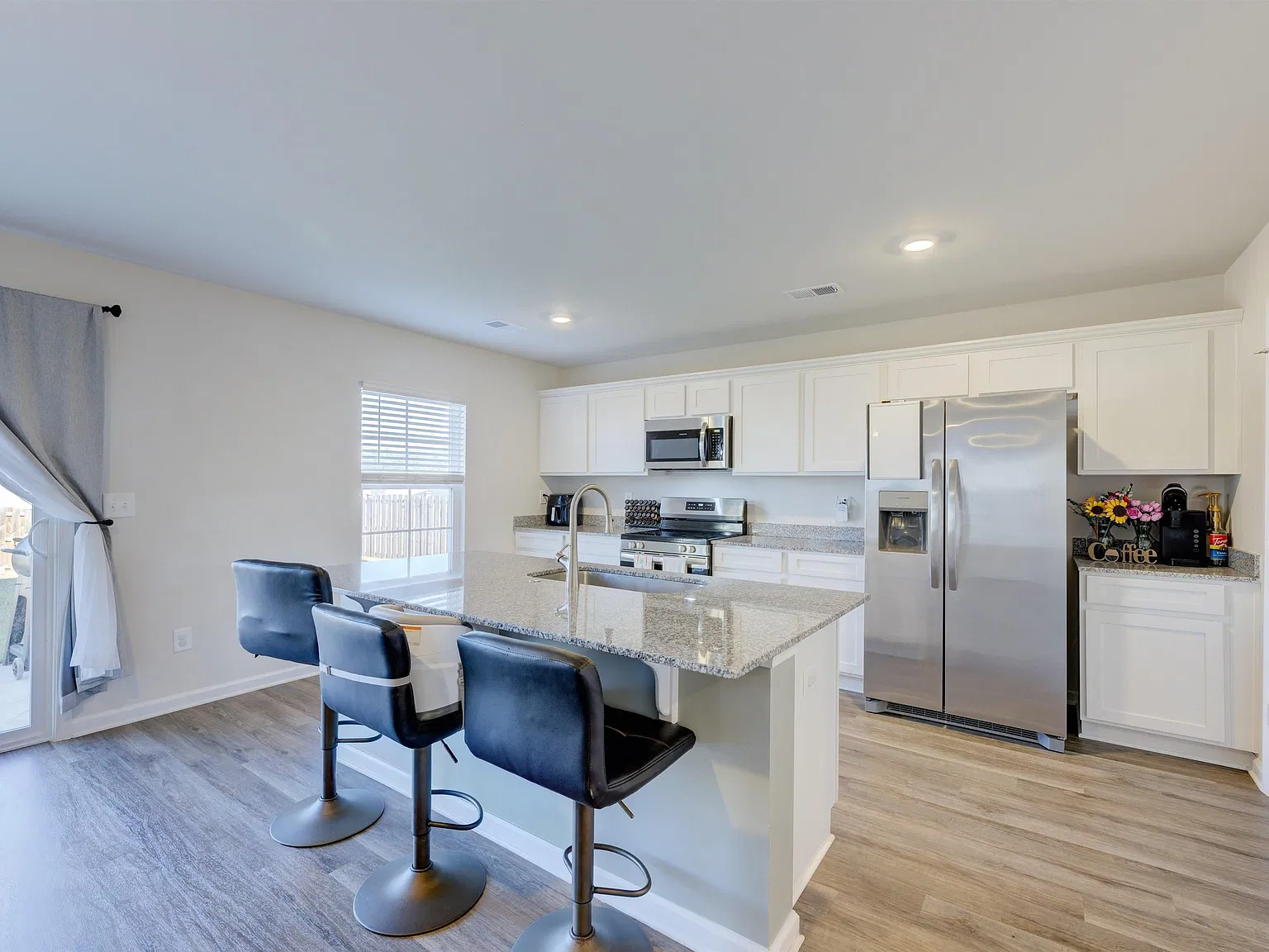 5 bed, 2361 sqft, $2,250 — Photo 3