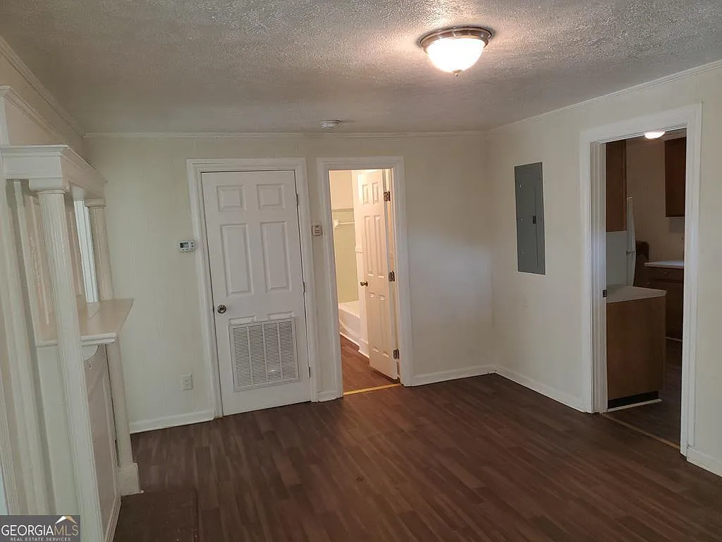 3 bed, 1.0 bath, $895 — Photo 1