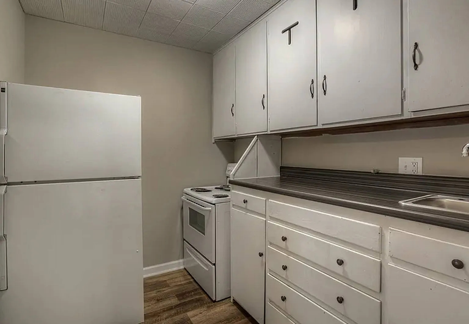 3902 Harney — Photo 2