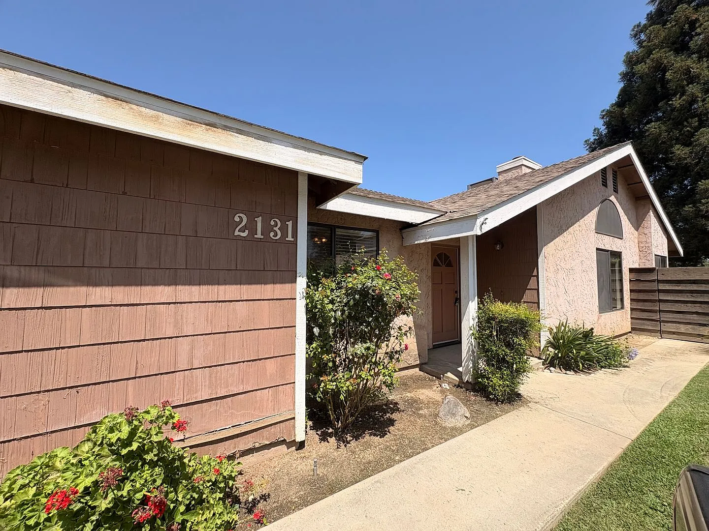 Cozy 3 bedroom, 2 bathroom home in Northeast Visalia — Photo 2