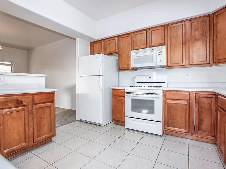 1060 Stratus Way — Photo 4